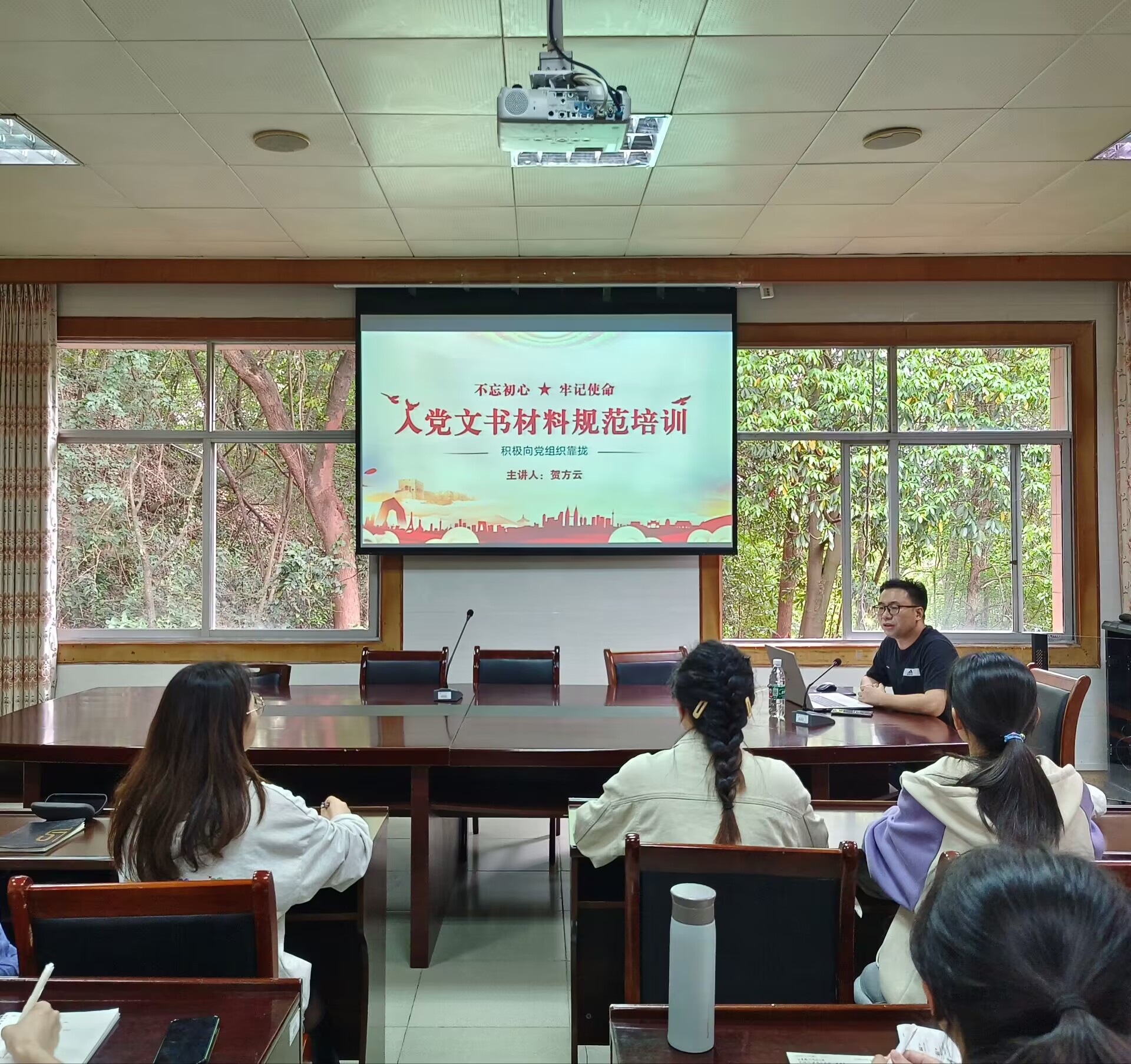 XrCj_1682489077478006847.jpg 贺方云.jpg